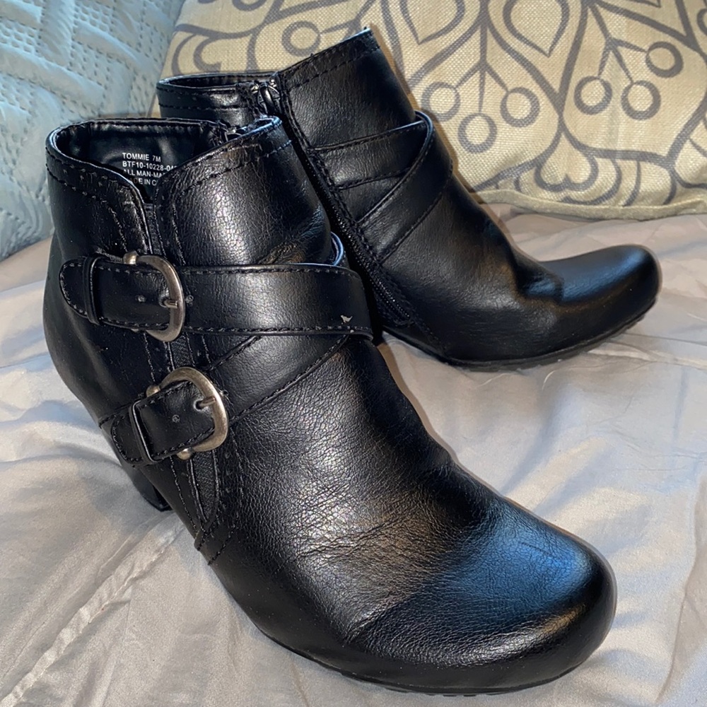 Bare Traps faux leather round toe black booties